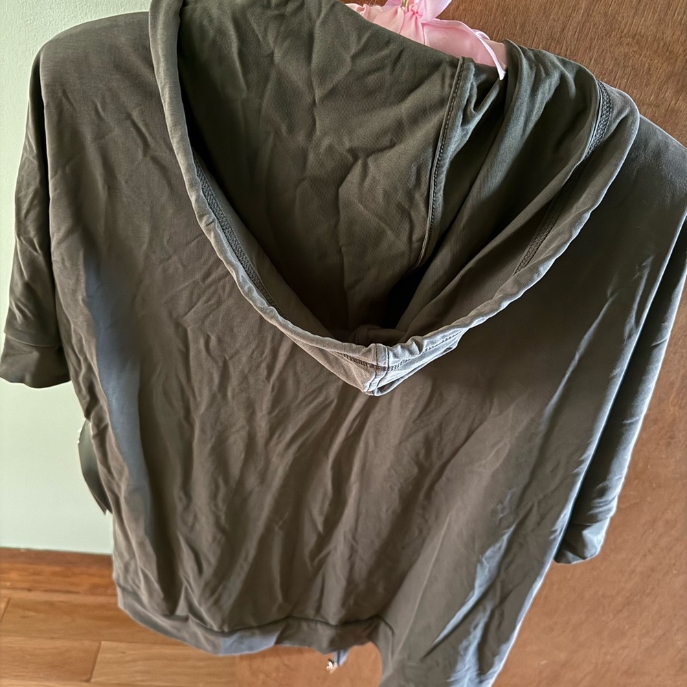 Chico's Zenergy Sandwashed Olive Short Sleeve Hoodie Jacket NWT size 00/XS2 - Picture 2 of 9